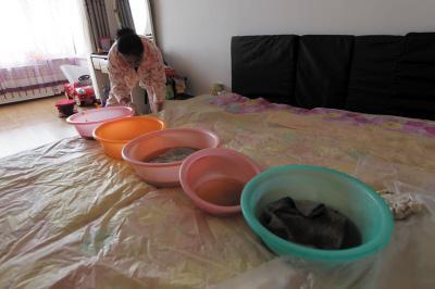 洞口楼上漏水，住户失联，小区没物管，业主维权难！律师来支招……